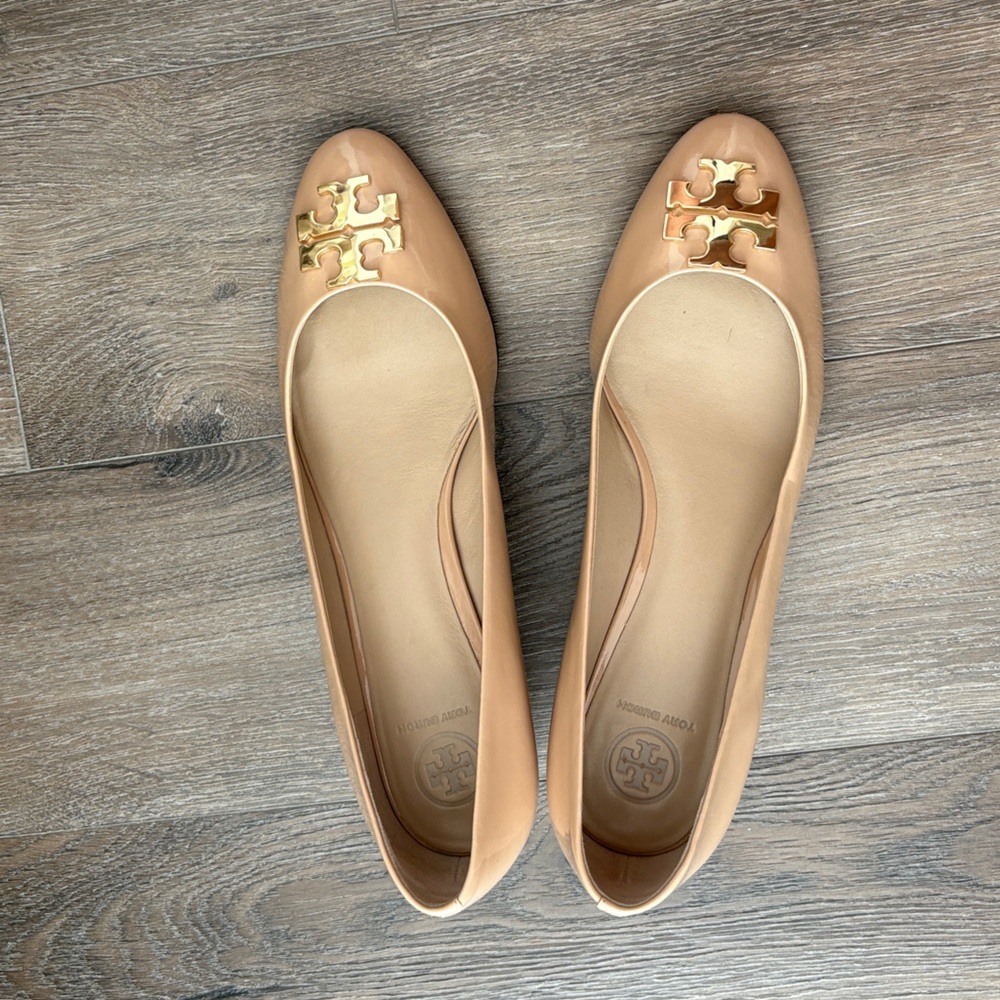 Tory Burch Women's Tan Pumps with Gold Emblem